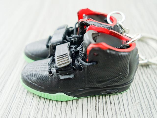 Mini Sneaker Keychains NIKE Yeezy Black Solar Red - Sneakers Passion