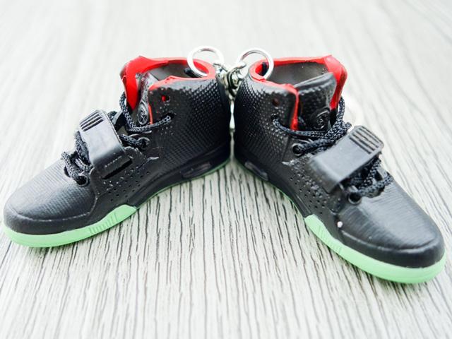 Mini Sneaker Keychains NIKE Yeezy Black Solar Red - Sneakers Passion