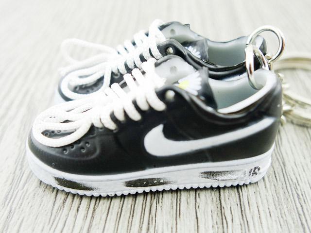 mini 3D sneaker keychains Air Force 1 x G-Dragon Black and white - Sneakers Passion