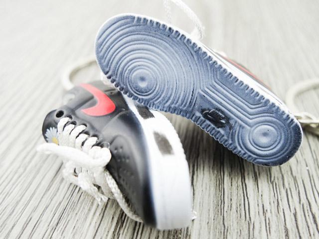 mini 3D sneaker keychains Air Force 1 x G-Dragon Black black and red - Sneakers Passion
