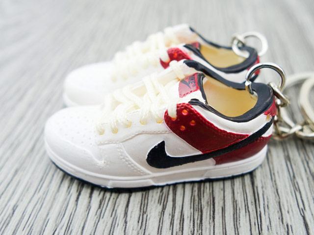 Mini sneaker keychain 3D SB Dunk - White Burgundy Black - Sneakers Passion