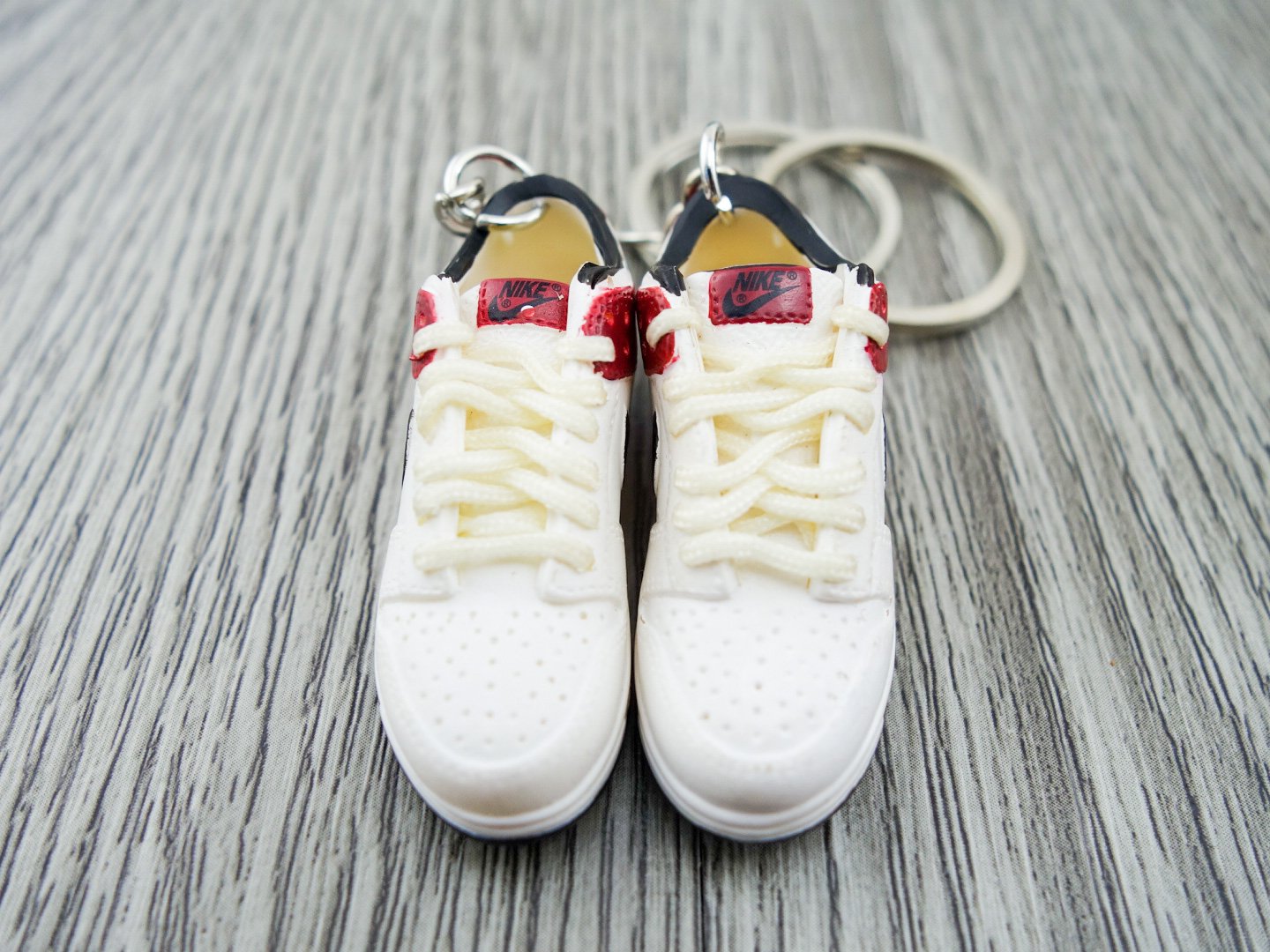Mini sneaker keychain 3D SB Dunk - White Burgundy Black - Sneakers Passion