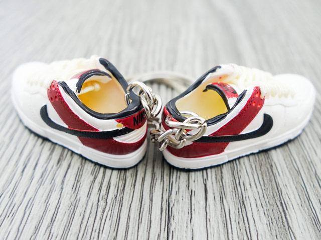 Mini sneaker keychain 3D SB Dunk - White Burgundy Black - Sneakers Passion