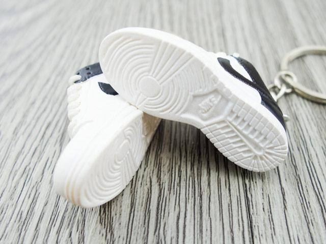 Mini sneaker keychain 3D SB Dunk - Black and White - Sneakers Passion