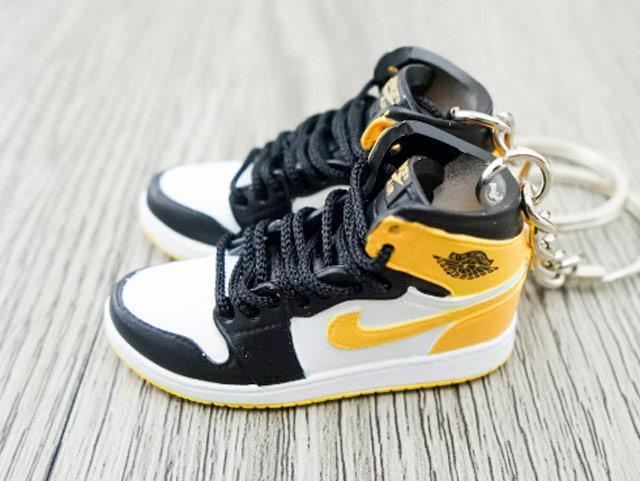 Mini sneaker keychain 3D Air Jordan 1 OG- Yellow Ochre HQ - Sneakers Passion