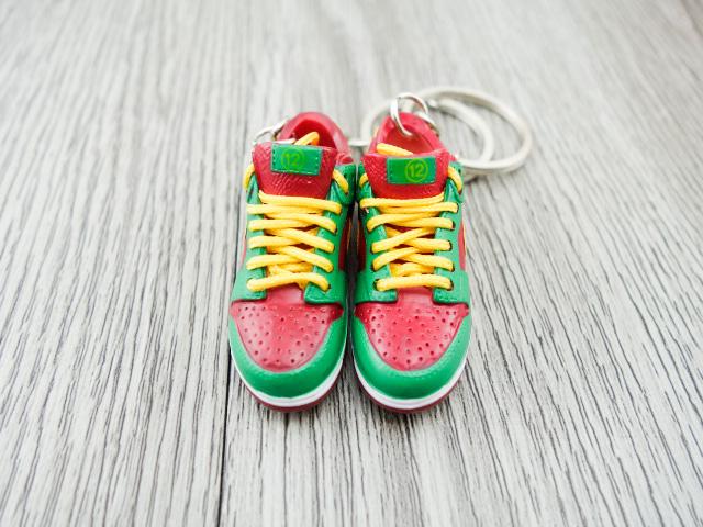 Mini sneaker keychain 3D Dunk - Green Red Yellow - Sneakers Passion