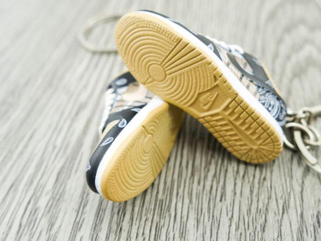 Mini sneaker keychain 3D Dunk SB low X Travis Scott HQ - Sneakers Passion