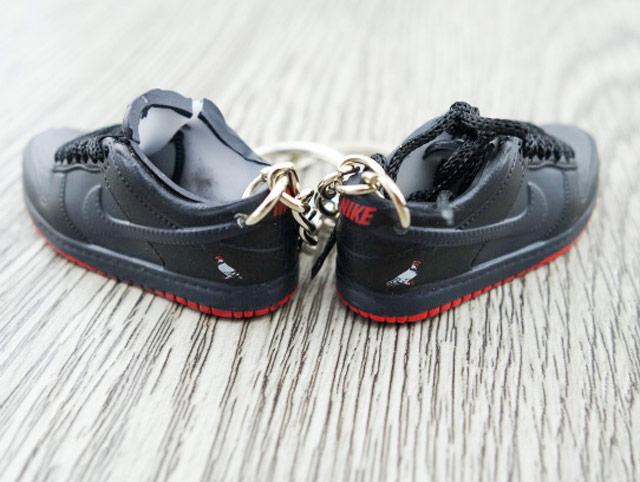 Mini sneaker keychain 3D SB Dunk Low Black Pigeon - Sneakers Passion