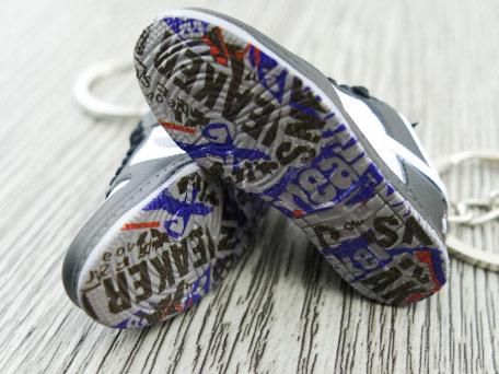 Mini sneaker keychain 3D SB Dunk Low STAPLE Panda Pigeon - Sneakers Passion