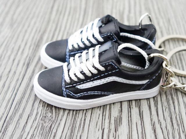 Mini 3D sneaker keychains VANS Skate Low Black and White OG - Sneakers Passion
