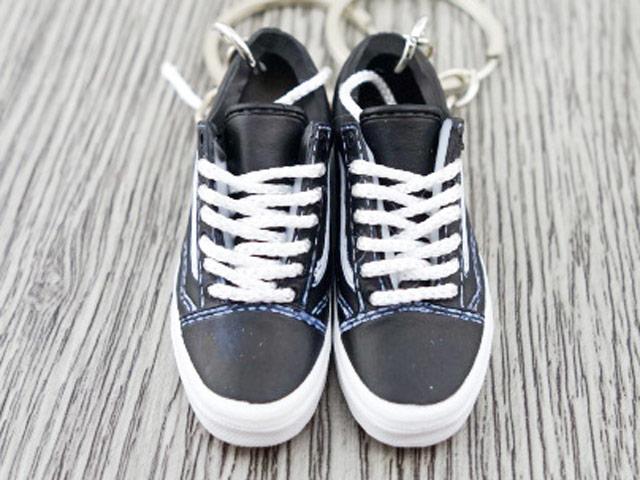Mini 3D sneaker keychains VANS Skate Low Black and White OG - Sneakers Passion