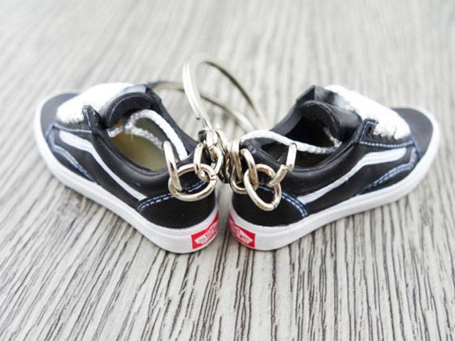 Mini 3D sneaker keychains VANS Skate Low Black and White OG - Sneakers Passion