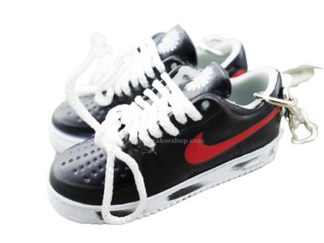 mini 3D sneaker keychains Air Force 1 x G-Dragon Black black and red - Sneakers Passion