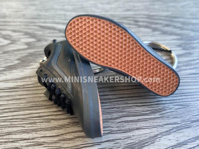 Mini 3D sneaker keychains VANS Skate Low Black - Sneakers Passion