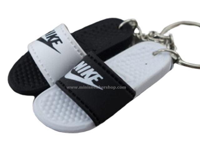 mini 3D sneaker keychains Flip Flops -Black White/ White Black - Benassi Sandals - Sneakers Passion