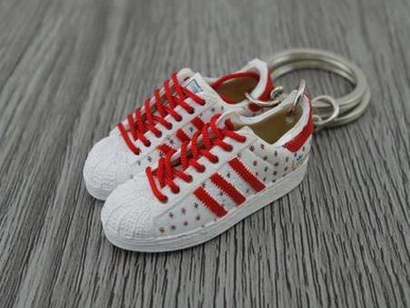 mini 3D sneaker keychains Superstar London - Sneakers Passion