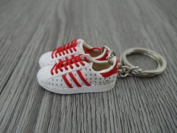 mini 3D sneaker keychains Superstar London - Sneakers Passion