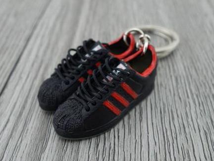 mini 3D sneaker keychains Superstar Black red - Sneakers Passion