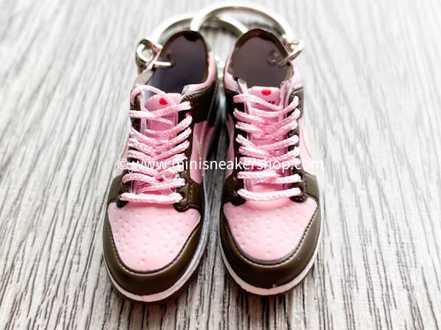 Mini sneaker keychain 3D Dunk SB low x STUSSY - Brown Pink - Sneakers Passion