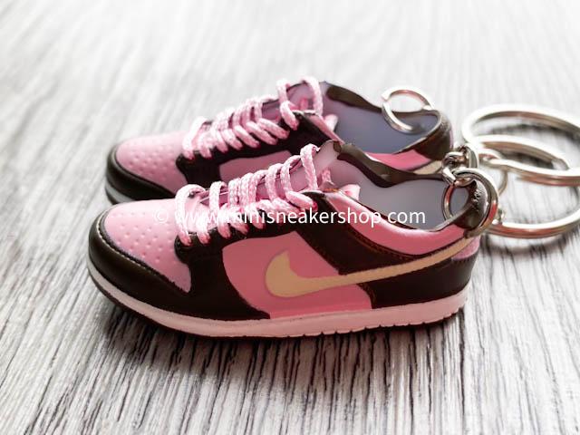 Mini sneaker keychain 3D Dunk SB low x STUSSY - Brown Pink - Sneakers Passion