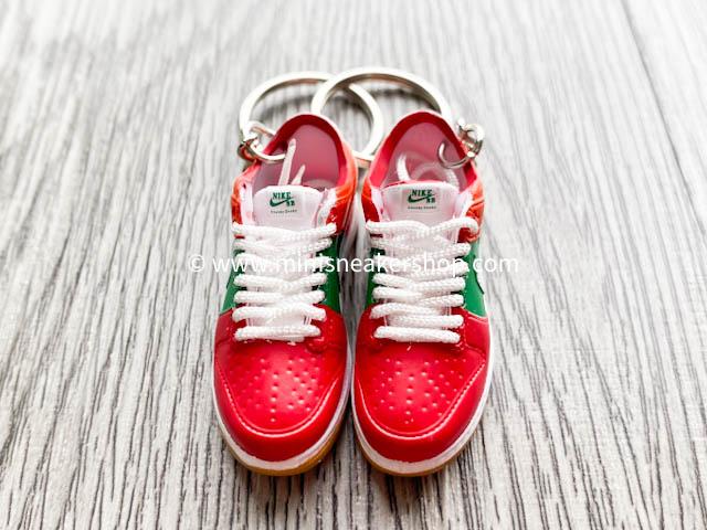 Mini sneaker keychain 3D Dunk SB low 7/11 - Sneakers Passion