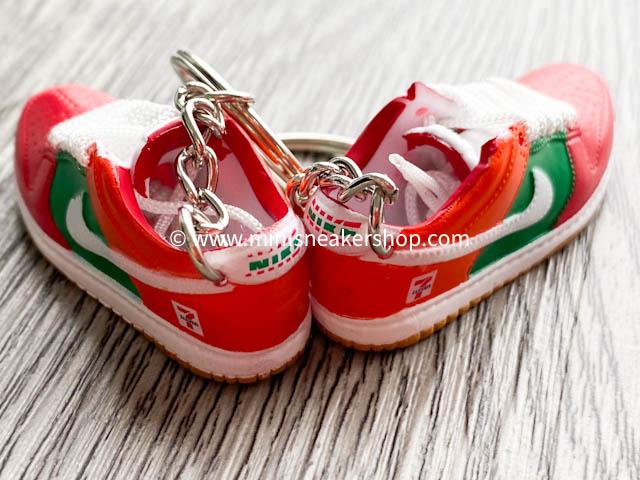 Mini sneaker keychain 3D Dunk SB low 7/11 - Sneakers Passion
