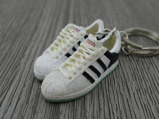 mini 3D sneaker keychains Superstar OG Black White Green - Sneakers Passion