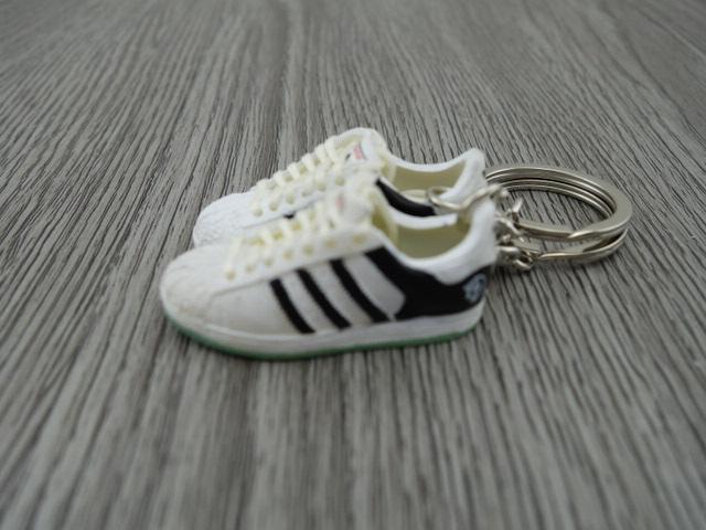 mini 3D sneaker keychains Superstar OG Black White Green - Sneakers Passion