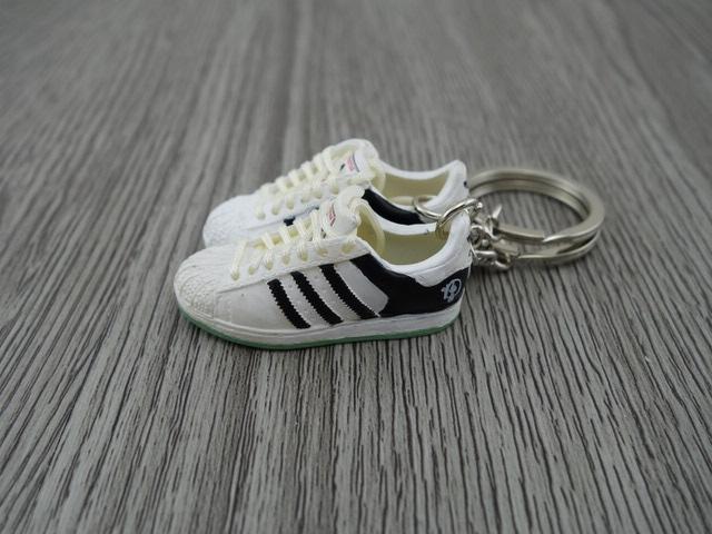 mini 3D sneaker keychains Superstar OG Black White Green - Sneakers Passion