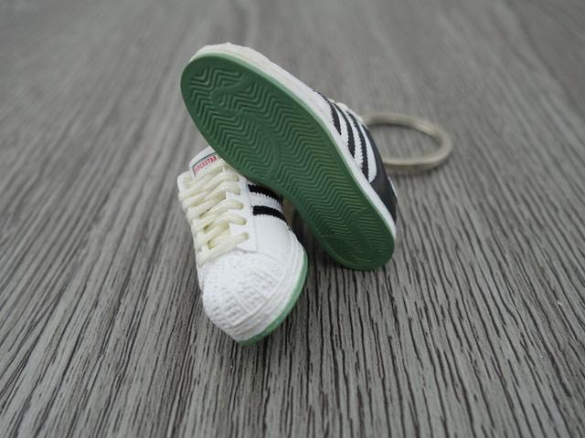 mini 3D sneaker keychains Superstar OG Black White Green - Sneakers Passion