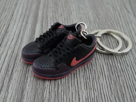 Mini sneaker keychain 3D Dunk lo - Black and Pink - Sneakers Passion