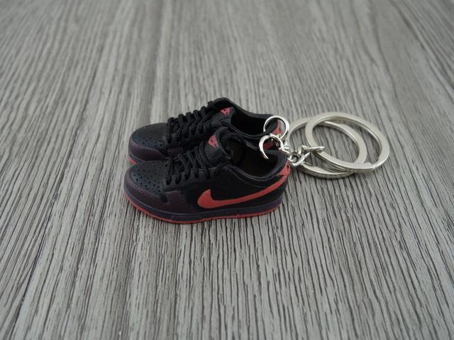 Mini sneaker keychain 3D Dunk lo - Black and Pink - Sneakers Passion