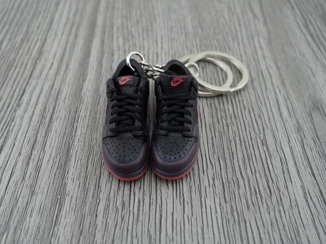 Mini sneaker keychain 3D Dunk lo - Black and Pink - Sneakers Passion