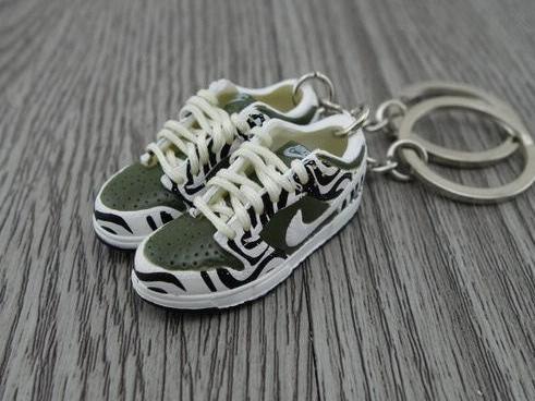 Mini sneaker keychain 3D Dunk lo - Zebra Olive - Sneakers Passion