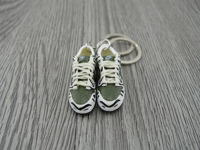 Mini sneaker keychain 3D Dunk lo - Zebra Olive - Sneakers Passion