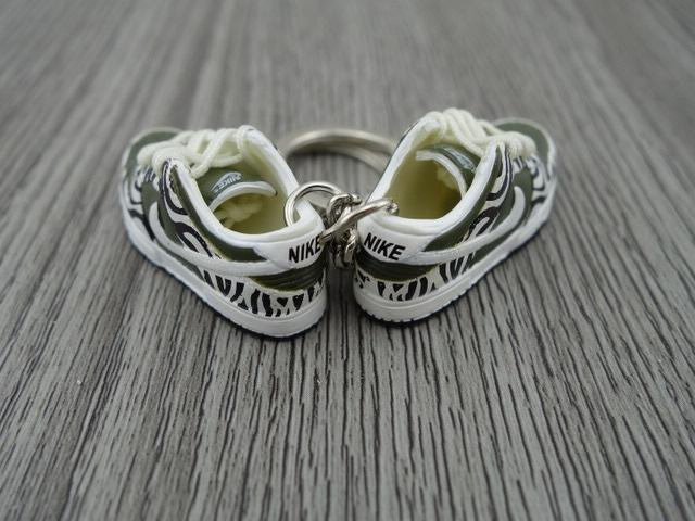 Mini sneaker keychain 3D Dunk lo - Zebra Olive - Sneakers Passion