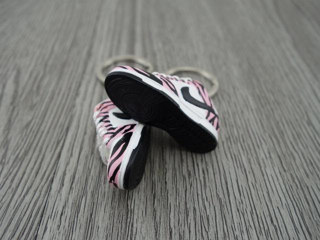 Mini sneaker keychain 3D Dunk lo - Zebra Pink - Sneakers Passion