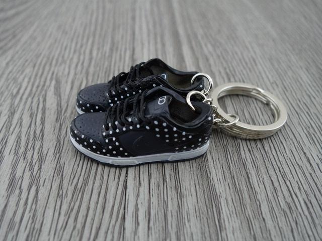 Mini sneaker keychain 3D Dunk lo - Black Polka Dots - Sneakers Passion