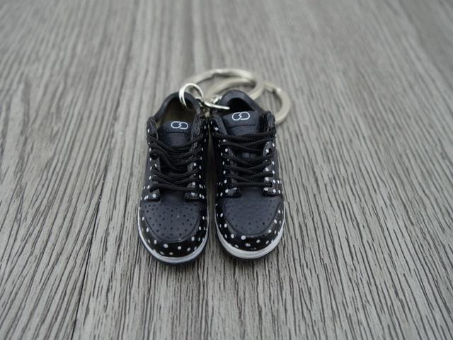 Mini sneaker keychain 3D Dunk lo - Black Polka Dots - Sneakers Passion