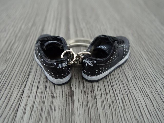 Mini sneaker keychain 3D Dunk lo - Black Polka Dots - Sneakers Passion