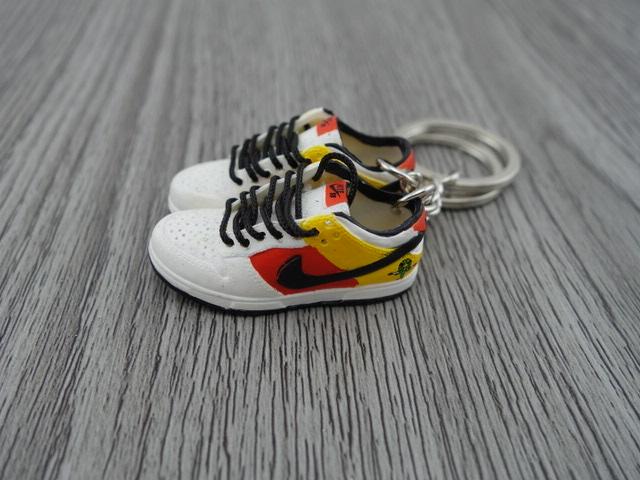 Mini sneaker keychain 3D Dunk - Raygun White - Sneakers Passion