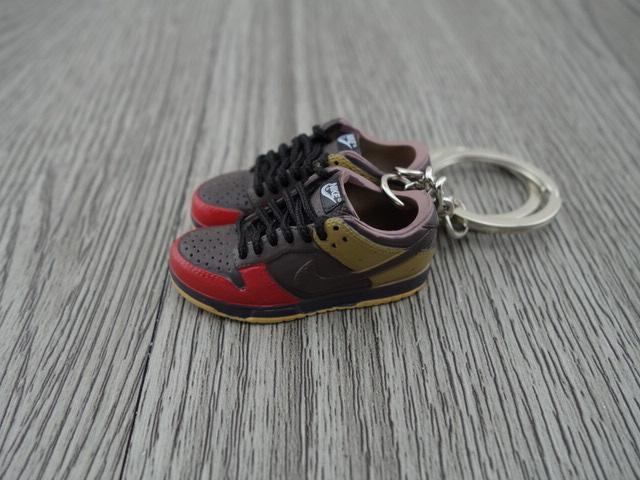 Mini sneaker keychain 3D Dunk Lo - Red Black Olive - Sneakers Passion