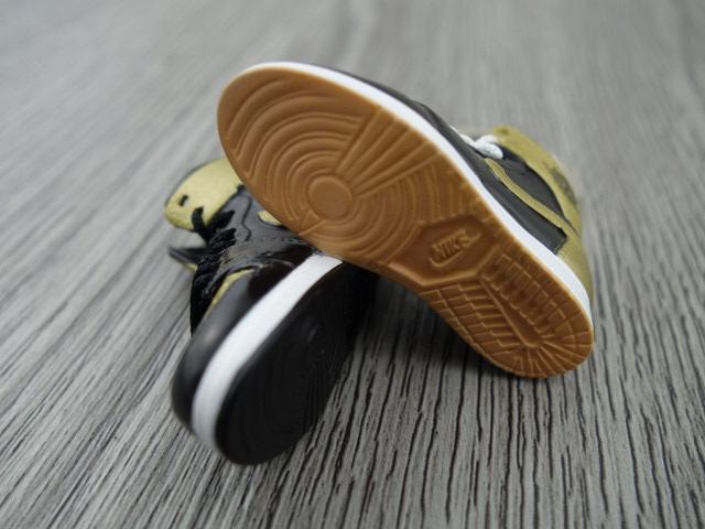 Mini sneaker keychain 3D Air Jordan 1 - Top 3 Black Gold - Sneakers Passion