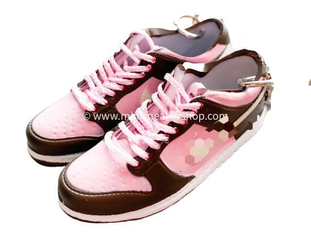 Mini sneaker keychain 3D Dunk SB low x STUSSY - Brown Pink - Sneakers Passion