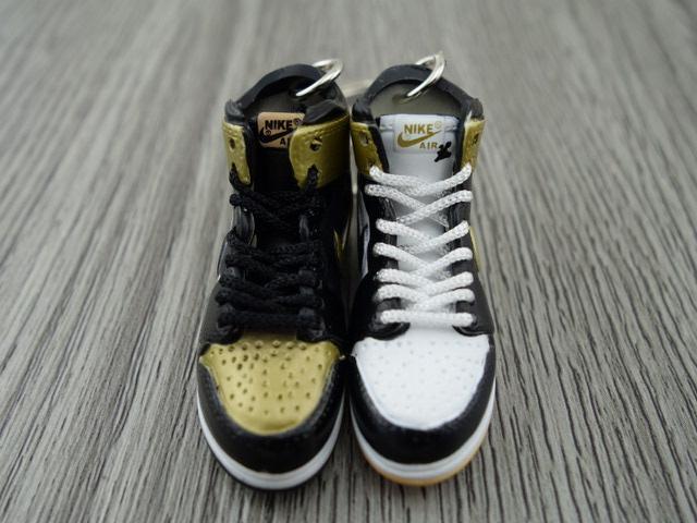 Mini sneaker keychain 3D Air Jordan 1 - Top 3 Black Gold - Sneakers Passion