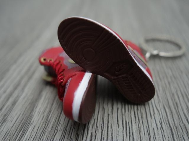 Mini sneaker keychain 3D Air Jordan 1 - red elephant prints and olive HQ - Sneakers Passion