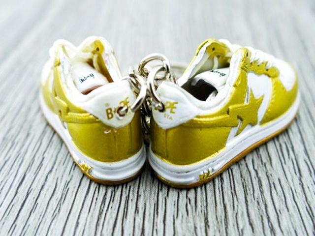 Mini 3D sneaker keychains BAPE Gold and White - Sneakers Passion
