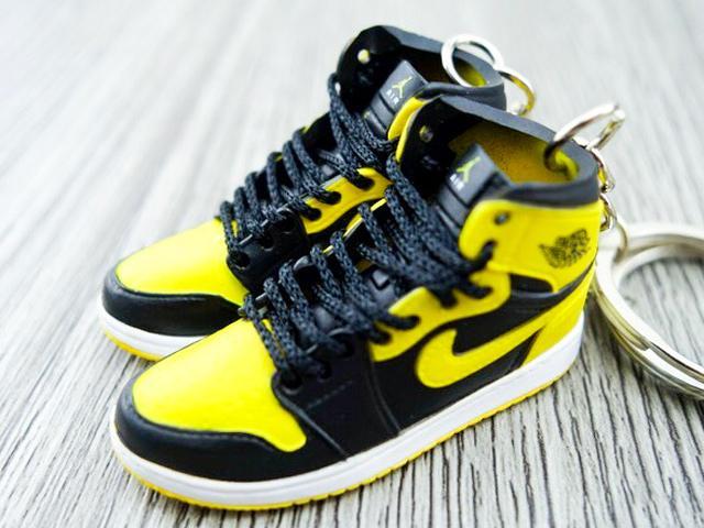 Mini sneaker keychain 3D Air Jordan 1 - Black and Yellow - New Love HQ - Sneakers Passion
