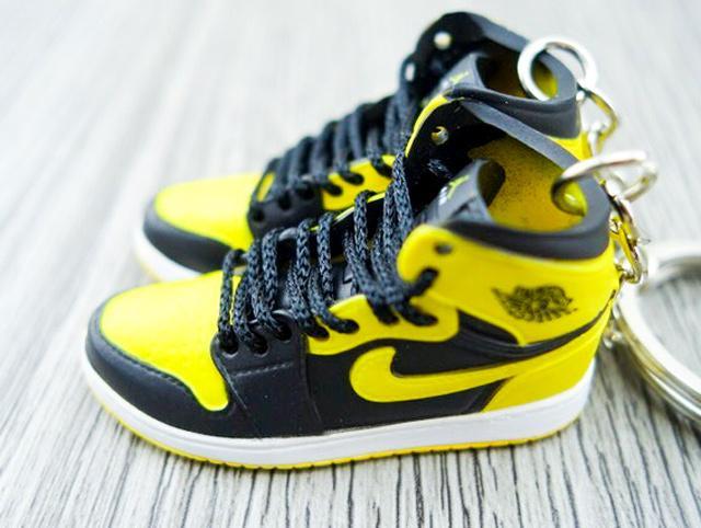 Mini sneaker keychain 3D Air Jordan 1 - Black and Yellow - New Love HQ - Sneakers Passion