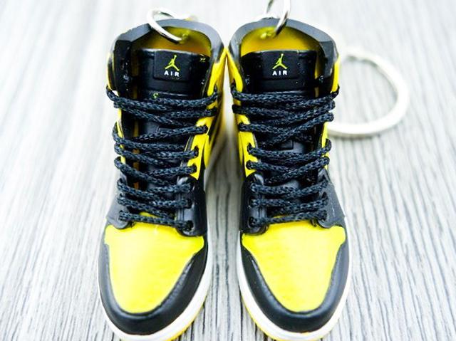 Mini sneaker keychain 3D Air Jordan 1 - Black and Yellow - New Love HQ - Sneakers Passion